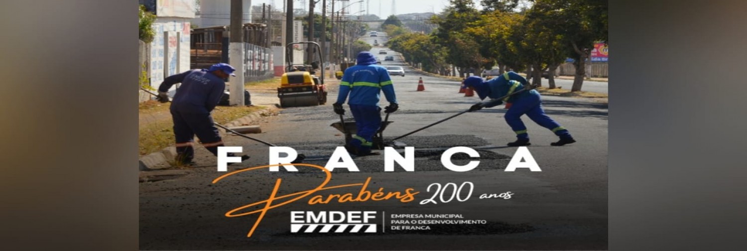Na foto do banner, funcionários da EMDEF realizando o trabalho de manutenção de vias.