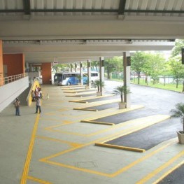 Na foto, destaque para piso tátil instalado próximo às baías de ônibus para auxiliar deficientes visuais.