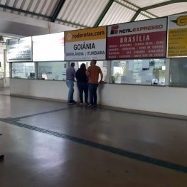 Na foto, destaque para guichês de atendimento das companhias de ônibus.