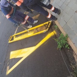 Na foto, funcionários da EMDEF realizando o trabalho de pintura e sinalização de solo.