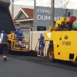 Na foto, funcionários da EMDEF trabalhando no recapeamento de uma das vias de Franca onde também é mostrado maquinários utilizados no serviço