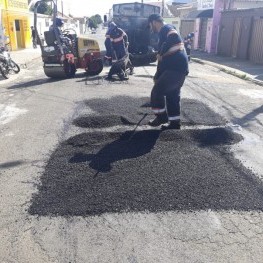 Na foto, destaque para equipe de tapa-buracos  aplicando e compactando a massa asfáltica.