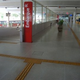 Na foto, destaque para o totem de embarque de usuários que realizam conexões interestaduais.