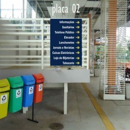 Na foto, destaque para lixeiras de coleta seletiva.