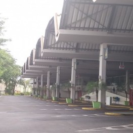 Na foto, destaque para as baías de ônibus.