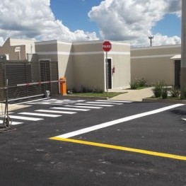 Na foto, pintura de sinalização de solo efetuada pela EMDEF