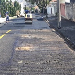 Na foto, destaque para operador de rolo realizando a compactação de massa asfáltica.