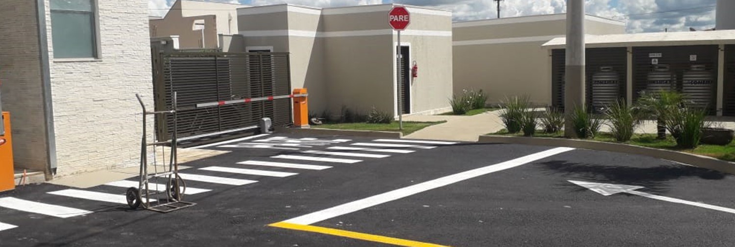 Na foto do banner de topo, caminhões de serviço da EMDEF estacionados a margem de uma via, enquanto funcionário da EMDEF sinalizam o local com cones.