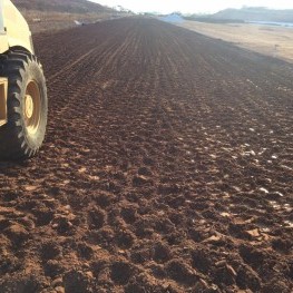 Na foto, destaque para o serviço de compactação de célula nova no aterro sanitário.