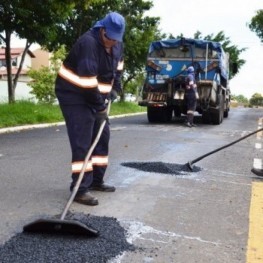 Na foto, funcionários da EMDEF realizado o trabalho de tapa buracos na malha asfáltica 