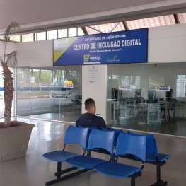 Na foto, destaque para assentos destinados aos usuários.