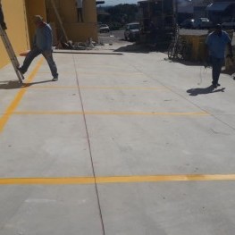 Na foto, marcação de solo sinalizando local de estacionamento