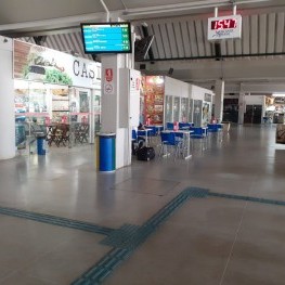 Na foto, destaque para painéis que indicam horários de chegada e saída dos ônibus.