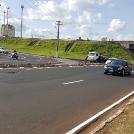 Na foto, funcionário da EMDEF sinalizando com cones uma via que será feito o trabalho de recuperação da sinalização de solo