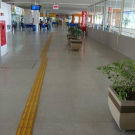 Na foto, destaque para piso tátil instalado para auxiliar pessoas com deficiência visual.