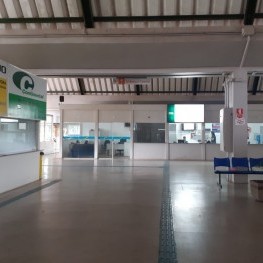 Na foto, destaque para a placa de indicação do terminal de turismo.