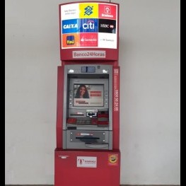 Na foto, destaque para caixas eletrônicos instalados no saguão do terminal rodoviário.