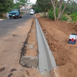 Na, foto preparação de solo para colocação de calçada